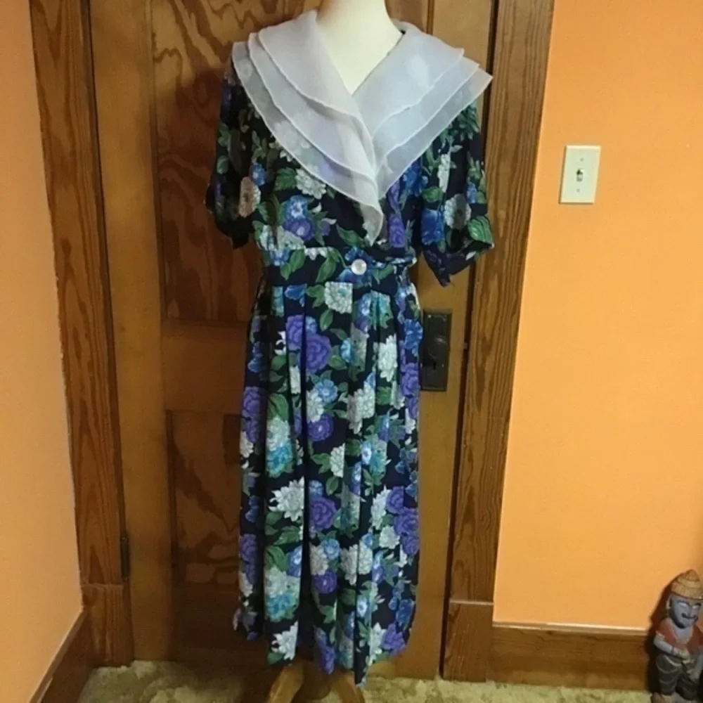 Floral Midi Dress with Sheer Collar - Picture 3 of 7